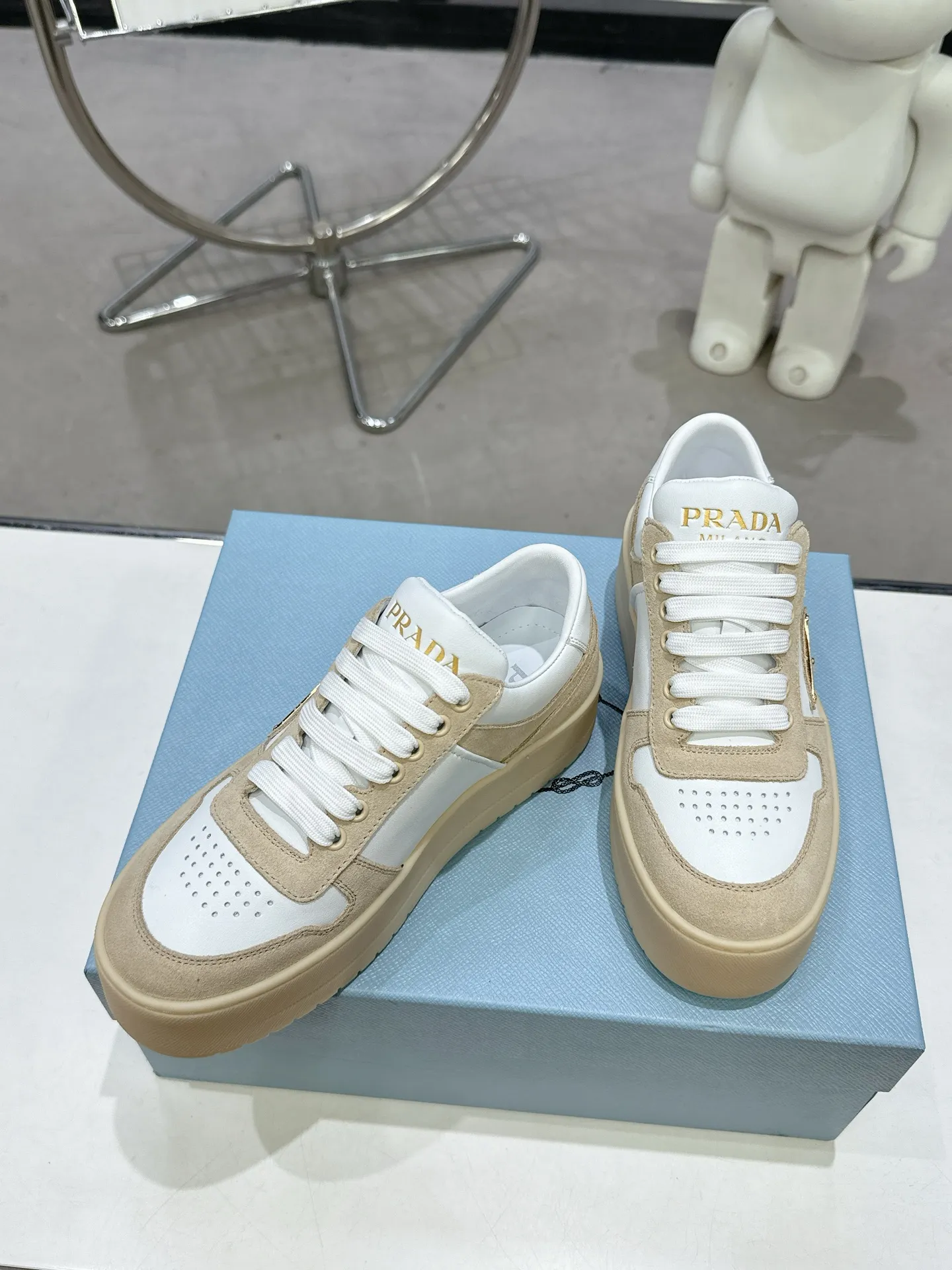 👟👟Ex-factory price 600👟👟 Prada Latest Downtown Bold series Thick-soled Platform Shoes Triangle Logo Casual Sports Shoes White Shoes Original purchase, development and production Downtown Bold sneakers are inspired by the basketball shoes of the 1980s, with sporty design and exquisite details. Crafted from perforated leather, the statement platform sole provides a unique, modern style. The Prada logo is interpreted from different angles, decorated with the iconic enameled triangular metal logo, highlighting the unique classic style. Exquisite packaging at the delivery counter🛍📦 ▪️Fabric: Original custom imported first-layer cowhide ▪️Inner lining: Original imported sheepskin ▪️Outsole: Original open-molded ultra-light foam material ▪️Sole thickness: 4.5CM ▪️Size: Women's 35-40